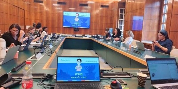 הדרכת Canva לצוות הסוכנות היהודית בחדר הישיבות בבית המוסדות הלאומיים בירושלים